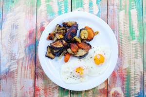 Fried eggs with grilled vegetables
