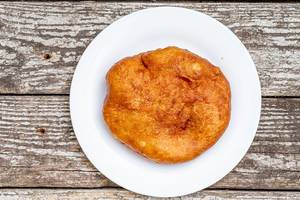 Fried meat pie on a white plate (Flip 2019)