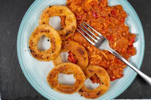 Fried Onion Rings served with Tomato stew