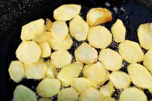 Fried pan potato slices