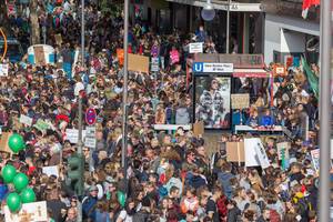 Friedlicher Demonstrationszug am Hans-Böckler-Platz in Köln: Klimaaktivisten streiken am Freitag