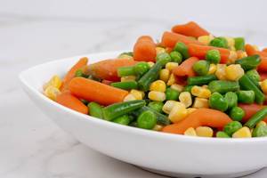 Frische Karotten, Mais, grüne Bohnen und Erbsen roh essen