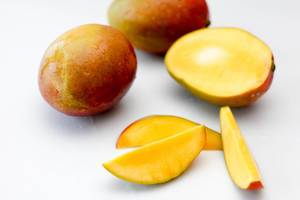 Frische Mango vor weißem Hintergrund