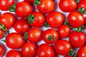 Frische, reife Tomaten mit Wassertropfen Top-view