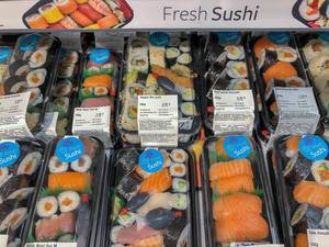 Frische Sushi-Boxen im Kühlregal eines Supermarkts