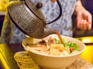 Frische Zubereitung des traditionellen Nudelgerichts Ca lau in Hoi An
