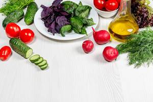 Frisches Gemüse und Kräuter mit Olivenöl - Das Konzept der Zutaten für die Zubereitung gesunder Lebensmittel