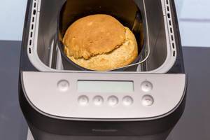 Frischgebackenes Brot im Panasonic Brotbackautomat, aus der Sicht von oben