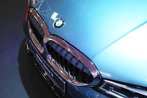 Front von BMW 3er im Blau, Nahaufnahme