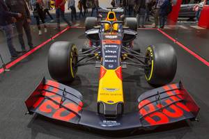 Frontansicht des  Formel-1-Rennwagens Aston Martin Red Bull Racing RB15 von Honda