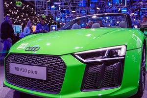 Frontansicht des grünen Audi-Modells R8 V10 plus