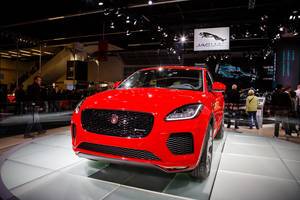 Frontansicht des neuen roten E-Pace d180 von Jaguar bei der IAA 2017