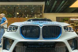 Frontansicht mit Nierengrill des BMW i Hydrogen NEXT: Fahrzeug mit Brennstoffzellen / Wasserstoff-Auto