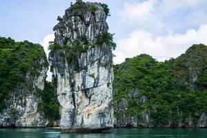 Frontaufnahme eines Kalksteins in der Ha Long Bucht