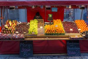 Früchtemarkt mit Mango, Erdbeeren, Mandarinen, Kirschen, Avocado und Datteln im Angebot