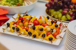 Fruchtige Canapés-Appetithappen auf weißem Teller