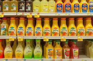 Fruchtsaft im Supermarktregal einer amerikanischen Biosupermarktkette