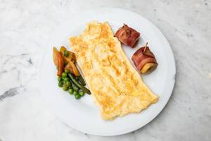Frühstück für Helden: Omelett, Pfannengemüse und Banane im Speckmantel