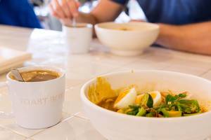 Frühstück mit Kopi-Kaffee und Suppe in Singapur