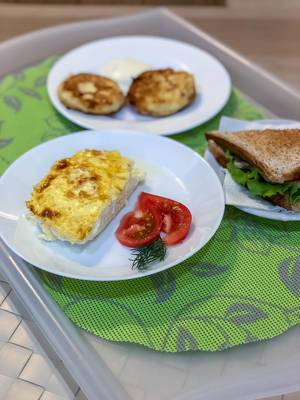 Frühstück: Sandwich, Eier und russische Pancakes