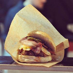 Frühstücksburger. Mit viel Interpretation (Stichwort Fettstoffwechseltraining) auch etwas für Triathleten. #ironman #burger #breakfast #foodcamp #foodporn #food #instafood #fastfood #streetfoodfestival