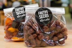Frutos Secos de mercado: Schokoladenmandeln und getrocknete Früchte