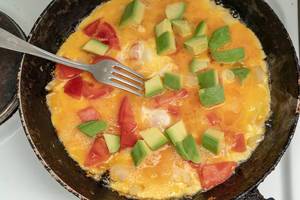 Frying Omelet with Avocado Cheese and Tomatoes (Flip 2019)