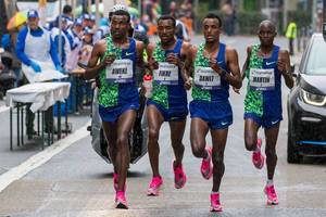 Führungsgruppe aus Äthiopien: Fikre, Aweke, Dawit und Martin beim regnerischen Frankfurt Marathon