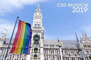 Für den CSD München 2019 werden Regenbogenfahnen vor dem Neuen Rathaus gehisst