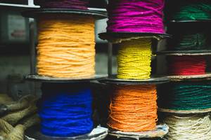 Für den Verkauf aufgerollte, bunte Seile in unterschiedlichen Stärken in pink, gelb, orange, grün, rot, blau und weiß