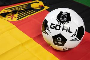 Fußball auf deutscher Flagge