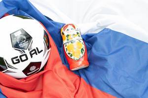 Fußball auf russischer Flagge