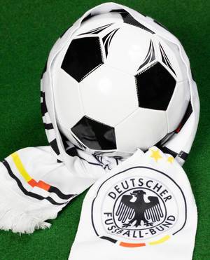 Fußball gewickelt in einen deutschen Fußball Fan Schal