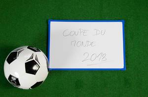 Fußball mit Coupe du monde geschrieben auf einer kleinen Tafel