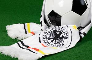 Fußball mit einem deutschen Fußball Fan Schal