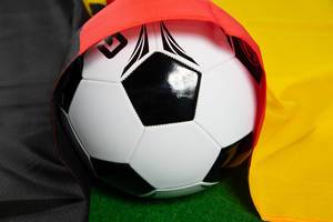 Fußball zugedeckt mit deutscher Flagge