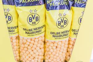 Fußballabend-Snack: BVB Maisbällchen mit Käsegeschmack in der Mannschaftspackung