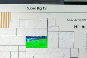 Fußballspiel auf einem Super Big TV QLED 75 Zoll von Samsung