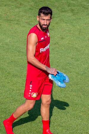Fußballspieler aus dem zentralen Mittelfeld Kerem Demirbay trägt seine Sportschuhe nach dem Training vom Spielfeld
