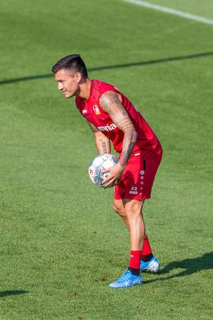 Fußballtraining: Mittelfeldspieler Midfielder Charles Aránguiz mit rotem Trikot, hält den Fußball in den Händen