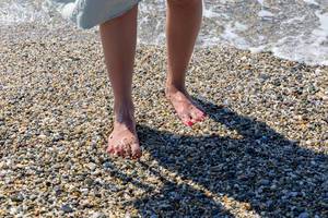 Füße einer Touristin am Strand vom Cap Possidi