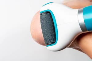 Fußpflege: elektrisches Haut-Peeling-Gerät zur Entfernung von trockener Haut