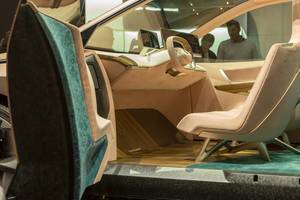 Futuristic E-car: simple interior and display ext to drivers seat of the BMW Vision iNext