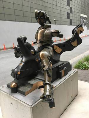 Futuristische Skulptur in Tokyo