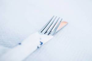 Gabel und Messer auf einem Tisch in einem Restaurant