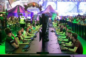Gamer spielen World Of Warcraft am Messestand von Activision Blizzard