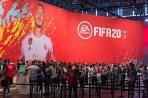 Gamer vor dem Electronic Arts Stand, um das Fußballspiel FIFA20 auf der Gamescom zu zocken