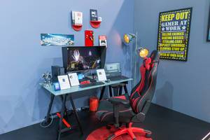 Gamerzimmer: Asus PC ProArt Station D940MX und Gamingstuhl in schwarz-rot