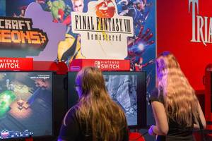 Gamescom-Besucherinnen spielen Final Fantasy VIII - Remastered auf der Nintendo Switch Spielekonsole