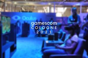 Gamescom Cologne 2021 Foto zeigt eine Frau beim VR-Spiel auf der Computermesse, mit blauem Hintergrund